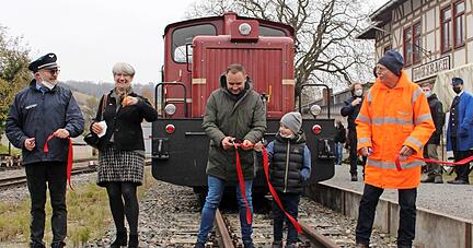 Die Strecke ist freigegeben (von links): Michael Rothenhöfer (Jagsttalbahn AG), Landtagsabgeordnete Catherine Kern (Grüne), Bürgermeister Andy Kümmerle mit Sohn Emil und Frieder Strohm, Vorsitzender Jagsttalbahnfreunde.