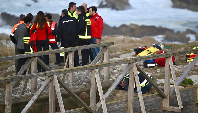 Zwei Tage nach dem Einsturz eines Holzstegs an der K&uuml;ste der spanischen Region Kantabrien ist die letzte Vermisste tot gefunden worden. Die Zahl der Todesopfer des Ungl&uuml;cks vom Dienstag steigt damit auf sechs. Nur eine Frau &uuml;berlebte.