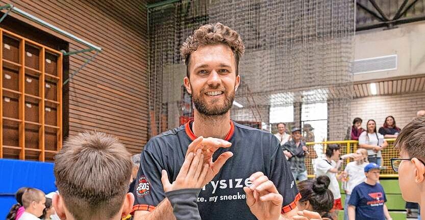 In der Hinrunde schmerzlich vermisst, in der R&uuml;ckrunde wieder bei den Fans beliebter Punktegarant: Kapit&auml;n Simon Schmitz.