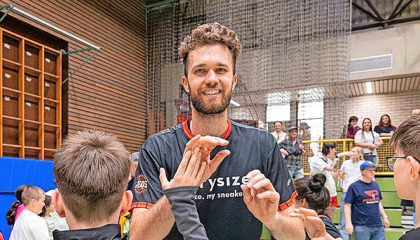 In der Hinrunde schmerzlich vermisst, in der R&uuml;ckrunde wieder bei den Fans beliebter Punktegarant: Kapit&auml;n Simon Schmitz.