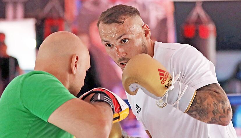Volle Konzentration in Richtung 13. Profikampf: Slawa Spomer (re.) beim Pratzentraining mit seinem Coach Zoltan Lunka.
Foto: Archiv/Bertok