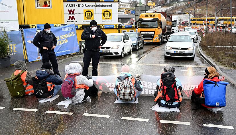 Klimaaktivisten blockieren in Stuttgart zur Hauptverkehrszeit kurzzeitig die Bundesstra&szlig;e 10.