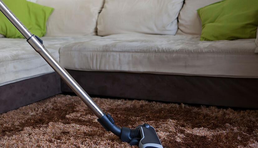 Staubsaugertest der Stiftung Warentest: Staubsauger mit Beutel schneiden insgesamt besser ab, insbesondere auf Teppichb&ouml;den, w&auml;hrend Modelle ohne Beutel eher Schw&auml;chen zeigen.