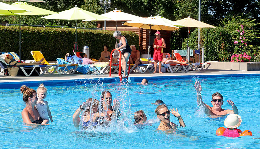 Im Freibad Neudenau genießen die Besucher während der Sommerferien eine Abkühlung. Im Freibad Neudenau genießen die Besucher während der Sommerferien eine Abkühlung.