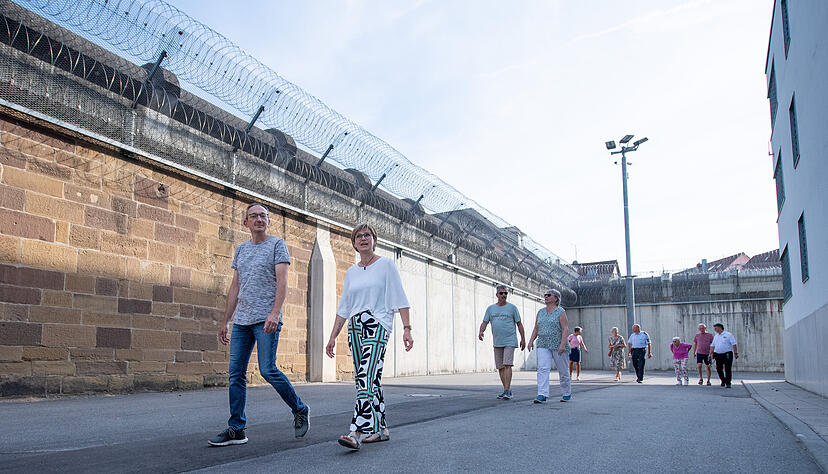 Ein Rundgang über den Gefängnis-Hof: Die Leser bekommen einen Einblick in den Alltag der JVA Heilbronn.