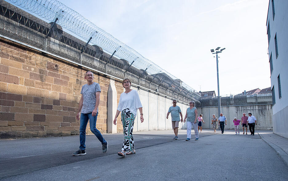 Ein Rundgang über den Gefängnis-Hof: Die Leser bekommen einen Einblick in den Alltag der JVA Heilbronn.