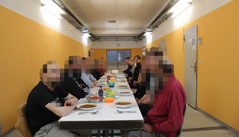 Die Wohngruppe innerhalb des Heilbronner Gef&auml;ngnisses beim Mittagessen.