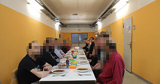 Die Wohngruppe innerhalb des Heilbronner Gef&auml;ngnisses beim Mittagessen.