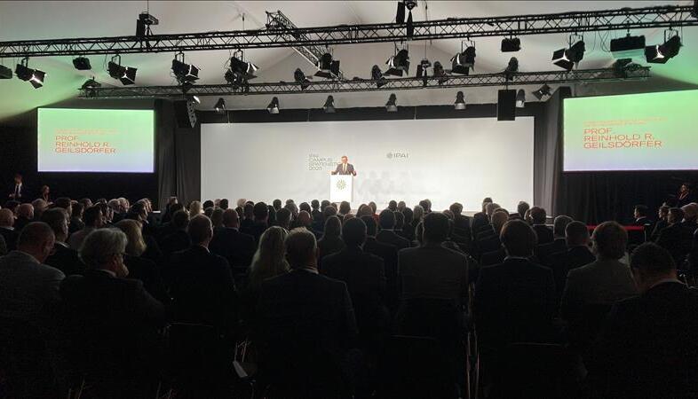 Reinhold Geilsdörfer, Geschäftsführer der Schwarz-Stiftung, während seiner Rede vor dem Ipai-Spatenstich in Heilbronn. Reinhold Geilsdörfer, Geschäftsführer der Schwarz-Stiftung, während seiner Rede vor dem Ipai-Spatenstich in Heilbronn.