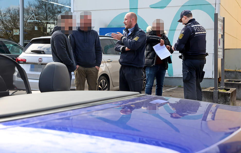 Ein 4er-BMW f&auml;llt den Polizeibeamten am "Car-Friday" in Heilbronn auf. Das Auto hat laute Knallger&auml;usche von sich gegeben.