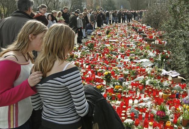 Das Meer aus Blumen und Kerzen vor der Schule wird immer gr&ouml;&szlig;er.