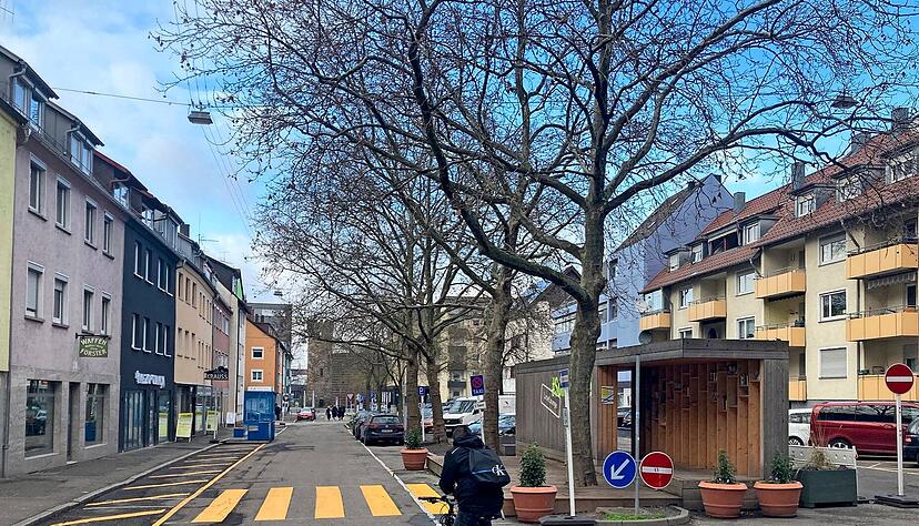 Die Heilbronner Turmstraße wird auch in diesem Jahr zur Sommerzone. Neben der Leselounge im Bild werden im August weitere Ruhezonen und Grünflächen aufgebaut. Foto: Archiv
