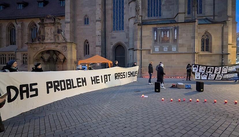 Bei der Gedenkkundgebung mit Kerzen auf dem Kiliansplatz wurden zwei Plakate pr&auml;sentiert.