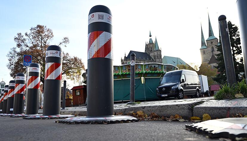 Die deutschen Weihnachtsmärkte werden wie hier in Erfurt mit Pollern und anderen Sperren gesichert. Die deutschen Weihnachtsmärkte werden wie hier in Erfurt mit Pollern und anderen Sperren gesichert.