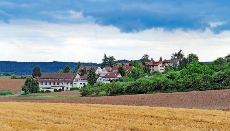 Dunkle Wolken über der Spätregenmission: Im Glaubenshaus Libanon in Beilstein leben mehr als 100 Menschen. Viele Grundstücke sind im Besitz der Mission. Foto: Dennis Mugler