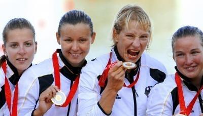 Fanny Fischer (l-r), Reinhardt, Wagner-Augustin and Conny Wassmuth feiern Gold.