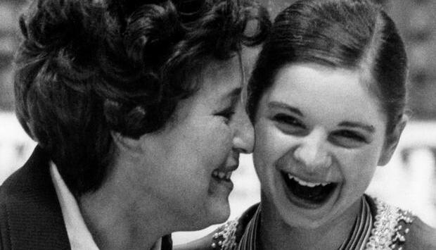 Inge Wischnewski (l) 1974 mit Sch&uuml;tzling Christine Errath. Die Eiskunstlauftrainerin ist am 11. Juli verstorben.