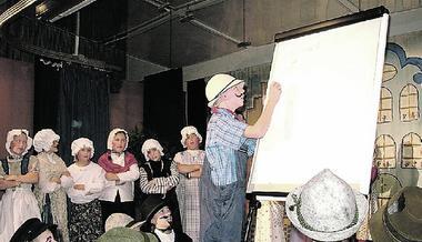 Als Schildb&uuml;rger zeigten die Sch&uuml;ler, wie man ein Schulhaus nicht baut. Der "echte" Neubau dagegen ist sch&ouml;n geworden. (Foto: Uwe Mundt)