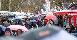 Auf dem Heilbronner Pferdemarkt sieht man am Samstag viele Regenschirme.