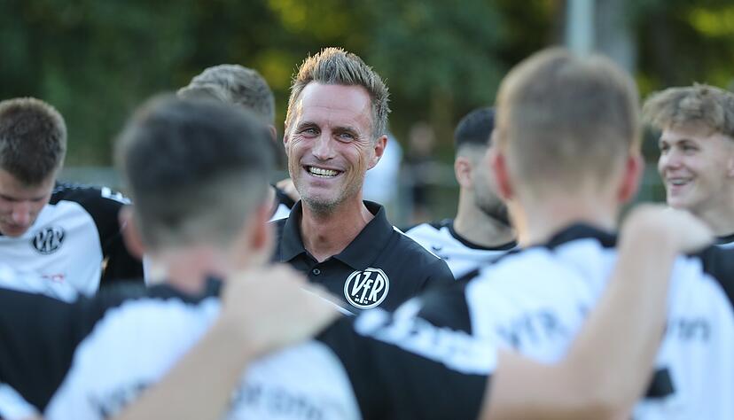 Andreas Lechner im Kreis seiner bisherigen Mannschaft. Andreas Lechner im Kreis seiner bisherigen Mannschaft.