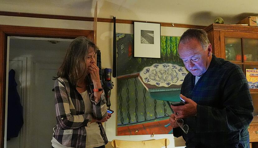 Mary E. Brunkow mit ihrem Ehemann Ross Colquhoun nachdem sie von der Ehrung erfahren hat.