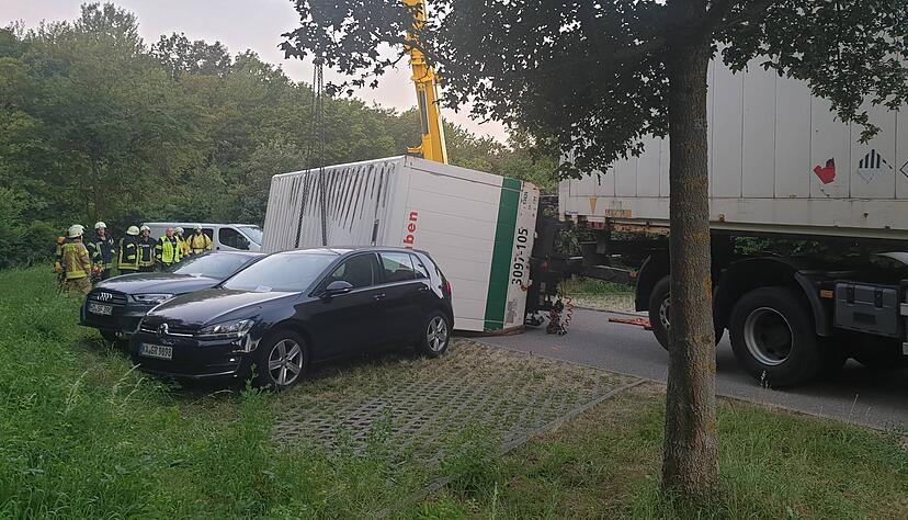 Ein unter anderem mit Munition für Waffen beladener Lkw ist am Mittwochmorgen auf dem Park & Ride-Parkplatz in Untergruppenbach verunglückt. Foto: 7aktuell Ein unter anderem mit Munition für Waffen beladener Lkw ist am Mittwochmorgen auf dem Park & Ride-Parkplatz in Untergruppenbach verunglückt. Foto: 7aktuell
