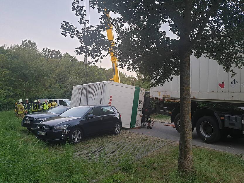 Ein unter anderem mit Munition f&uuml;r Waffen beladener Lkw ist am Mittwochmorgen auf dem Park & Ride-Parkplatz in Untergruppenbach verungl&uuml;ckt. Foto: 7aktuell