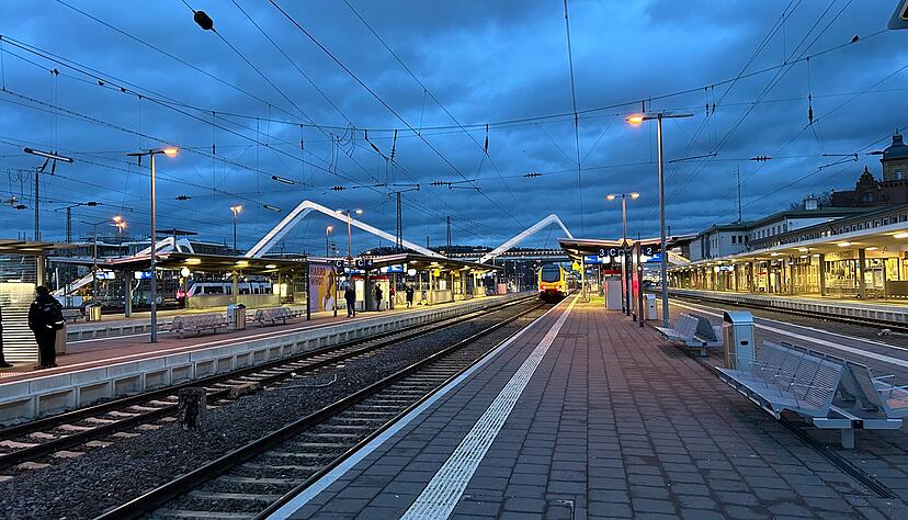 Die Lokführergewerkschaft GDL hat den längsten Streik der aktuellen Tarifrunde begonnen. Außerdem ist es das erste Mal, dass auch über das Wochenende gestreikt wird.