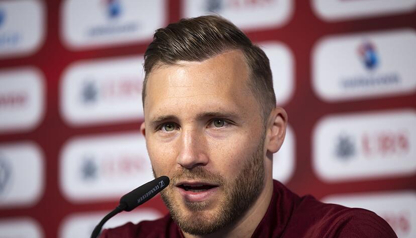 Fußball, Vorbereitung auf die UEFA Euro 2024, Pressekonferenz Schweiz, Silvan Widmer spricht auf einer PK. Fußball, Vorbereitung auf die UEFA Euro 2024, Pressekonferenz Schweiz, Silvan Widmer spricht auf einer PK.