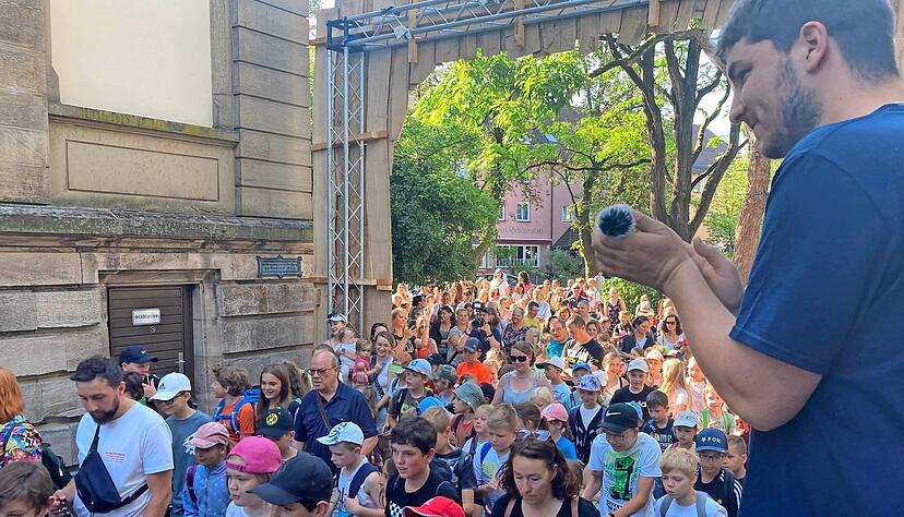250 Kinder stürmen die Stadt. Zwei Wochen lang leben sie nach ihren eigenen Regeln. Foto: Yvonne Tscherwitschke