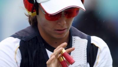 Christine Brinker h&auml;lt 2008 in Peking beim Skeet-Schie&szlig;en zwei Patronen zwischen den Fingern.