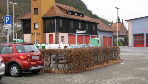 Parkplatz Bleichwiese Mosbach: Hier fand die Polizei den orangefarbenen Suzuki SX 4 (links im Bild) des Mordopfers. Foto: Polizei Mosbach Parkplatz Bleichwiese Mosbach: Hier fand die Polizei den orangefarbenen Suzuki SX 4 (links im Bild) des Mordopfers. Foto: Polizei Mosbach