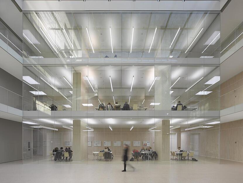 Bildungscampus III in Heilbronn: noble Zurückhaltung und lichte Klarheit, urteilt die Jury über das Hochschulgebäude. Foto: Roland Halbe