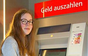 Schnell zum Geldautomat, um das F&ouml;rdergeld abzuholen: Annmarie M&uuml;tsch.