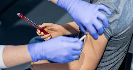 Der Piks in den Oberschenkel eines Kindes ist inzwischen Standard. Der Piks in den Oberschenkel eines Kindes ist inzwischen Standard.