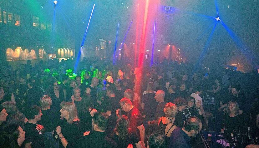 Bei der Party "Black Celebration" im LKA in Stuttgart feiern gut 500 Menschen die Band Depeche Mode.