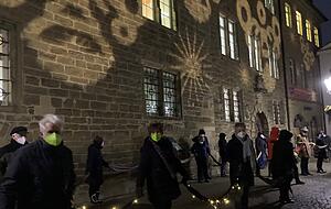 In Öhringen hatte sich eine Menschenschlange für Menschlichkeit vor dem Rathaus gebildet. Foto: Tscherwitschke