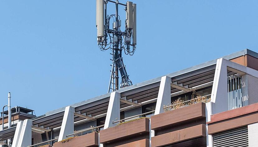Bisher gibt es fünf Mobilfunkmasten in Obersulm. Einer befindet sich auf dem Wohn- und Geschäftsgebäude am Marktplatz in Willsbach.
Foto: Mario Berger Bisher gibt es fünf Mobilfunkmasten in Obersulm. Einer befindet sich auf dem Wohn- und Geschäftsgebäude am Marktplatz in Willsbach.
Foto: Mario Berger