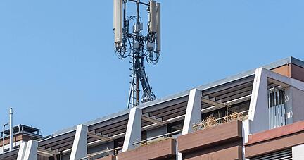 Bisher gibt es f&uuml;nf Mobilfunkmasten in Obersulm. Einer befindet sich auf dem Wohn- und Gesch&auml;ftsgeb&auml;ude am Marktplatz in Willsbach.
Foto: Mario Berger