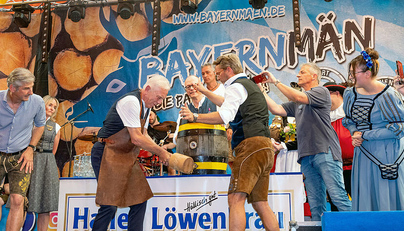 Mit nur zwei Schlägen - manche sagten zweieinhalb - hat Oberbürgermeister Harry Mergel am Freitagabend das 84. Heilbronner Volksfest auf der Theresienwiese eröffnet.