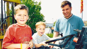 Leon und Luis sind Fans schwerer Motoren. Papa Volker Kimpfler kommt bei der Firma Landmaschinen Kölle nicht darum herum, sie Probe sitzen zu lassen. Leon und Luis sind Fans schwerer Motoren. Papa Volker Kimpfler kommt bei der Firma Landmaschinen Kölle nicht darum herum, sie Probe sitzen zu lassen.