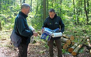 Forstamtsleiter Martin Rüter und Jürgen Kuhn mit Küchenkrepprollen. Deren Grundstoff stammt auch aus Wäldern im Landkreis. Forstamtsleiter Martin Rüter und Jürgen Kuhn mit Küchenkrepprollen. Deren Grundstoff stammt auch aus Wäldern im Landkreis.