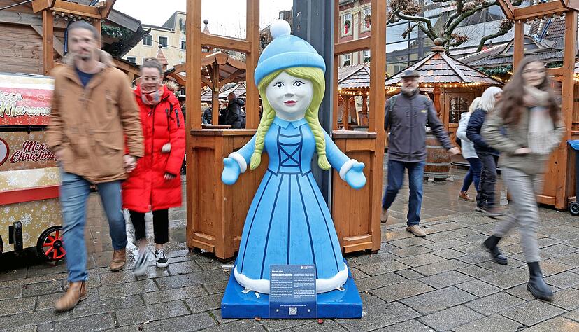 Käthchen gibt es in vielerlei Gestalten und Formen. Von den alle zwei Jahre neu gewählten Repräsentantinnen über Postkarten bis hin zum Weihnachtsmarkt, wo Heinrich von Kleists Kunstfigur als Werbe-Puppe herhalten muss.
Foto: Ralf Seidel Käthchen gibt es in vielerlei Gestalten und Formen. Von den alle zwei Jahre neu gewählten Repräsentantinnen über Postkarten bis hin zum Weihnachtsmarkt, wo Heinrich von Kleists Kunstfigur als Werbe-Puppe herhalten muss.
Foto: Ralf Seidel
