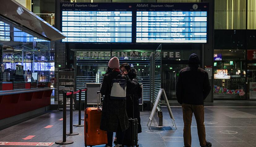 Menschen stehen vor einem Info Point der Deutschen Bahn. Menschen stehen vor einem Info Point der Deutschen Bahn.