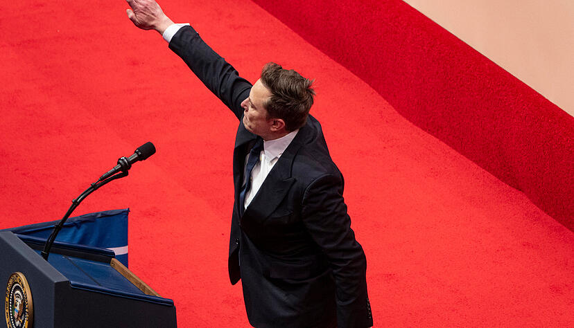Elon Musk grüßt die Menge bei einer Indoor-Parade zur Amtseinführung von Präsident Trump.