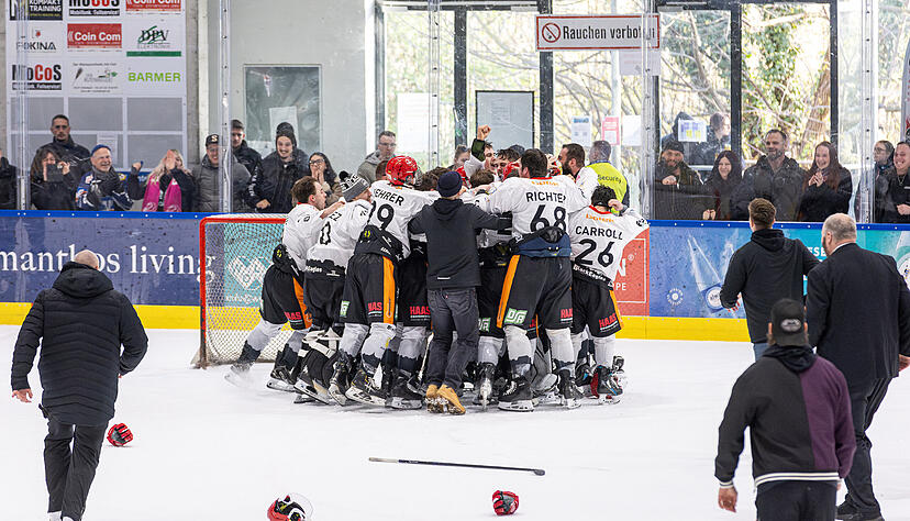 Die Black Eagles Reutlingen feiern ausgelassen.