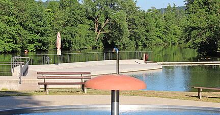 Das Kocherfreibad in Künzelsau bleibt vormittags geschlossen, weil Rettungsschwimmer fehlen.
Foto: Tamara Ludwig Das Kocherfreibad in Künzelsau bleibt vormittags geschlossen, weil Rettungsschwimmer fehlen.
Foto: Tamara Ludwig