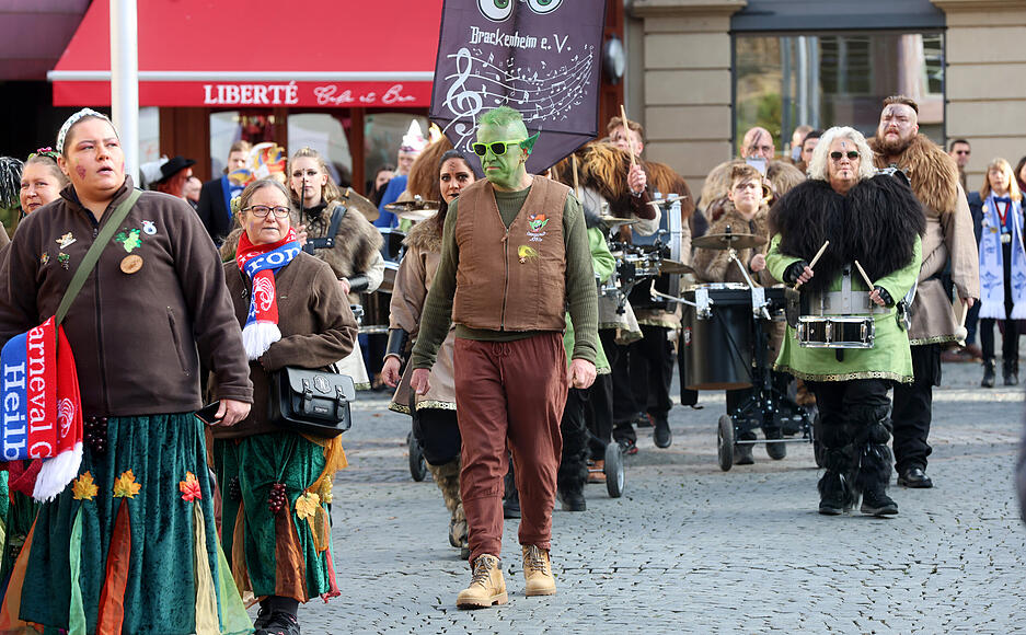 Mit Musik und Spaß ziehen die Narren zum Marktplatz
