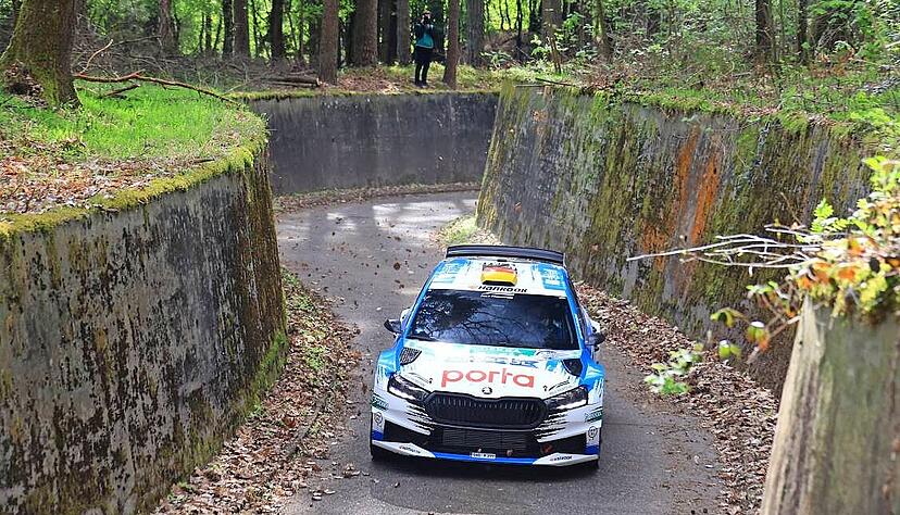 Wenig Raum f&uuml;r Fehler: Auf den rutschigen und verwinkelten Asphaltstra&szlig;en des Milit&auml;rgel&auml;ndes &bdquo;Eickhofer Heide&ldquo; wird jeder Fahrfehler sofort bestraft.
