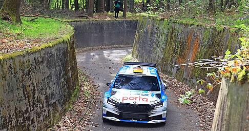 Wenig Raum f&uuml;r Fehler: Auf den rutschigen und verwinkelten Asphaltstra&szlig;en des Milit&auml;rgel&auml;ndes &bdquo;Eickhofer Heide&ldquo; wird jeder Fahrfehler sofort bestraft.